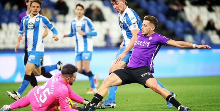 Isma Ruiz en la última jugada ofensiva del duelo ante Helton Leite. Foto: LaLiga Hypermotion