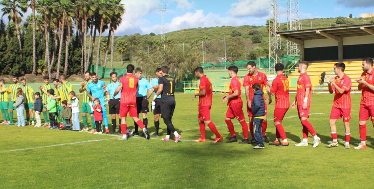 El saludo inicial del Montilla, de rojo esta vez, con Los Barrios. Foto: Montilla CF