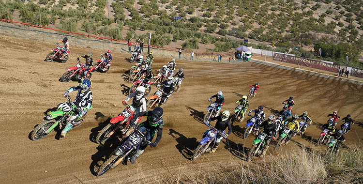 Los pilotos tomando posiciones tras la salida en la primera curva del Circuito de El Arenal de Priego de Córdoba.