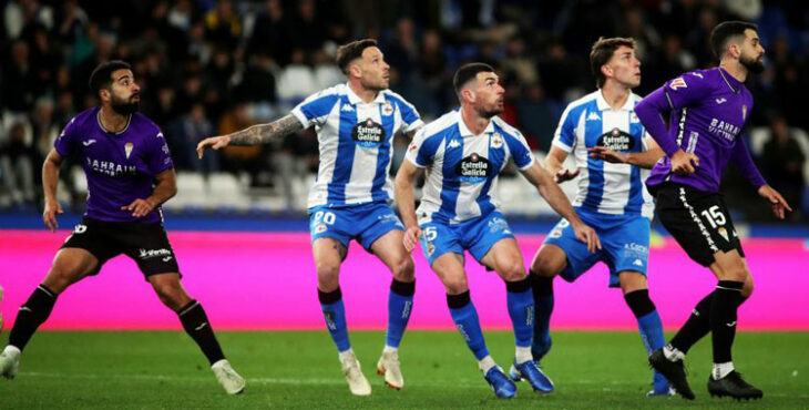 Rubén Alves en una acción defensiva en Riazor.