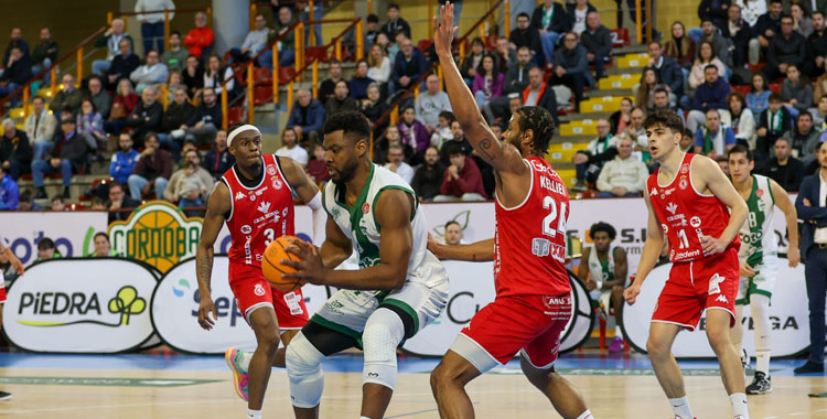 Seydou Aboubacar pivotando en la pintura. Foto: Córdoba Club de Baloncesto