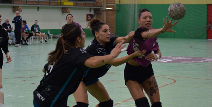Fátima Acuña intentando un pase al extremo. Foto: Laclasi.es