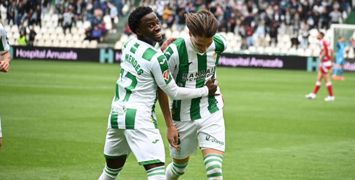 Adilson celebrando un gol con Álex Sala.