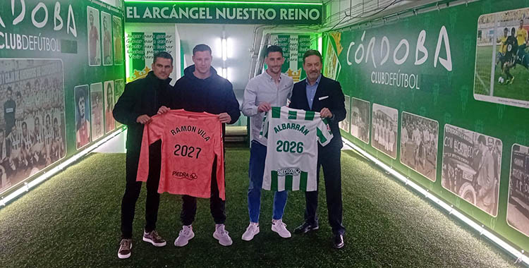 Albarrán y Ramón Vila secundados por Juanito y Monterrubio mostrando sus camisetas con los años de su renovación.