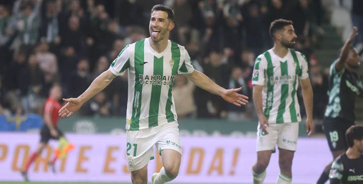 Carlos Albarrán celebrando su gol.