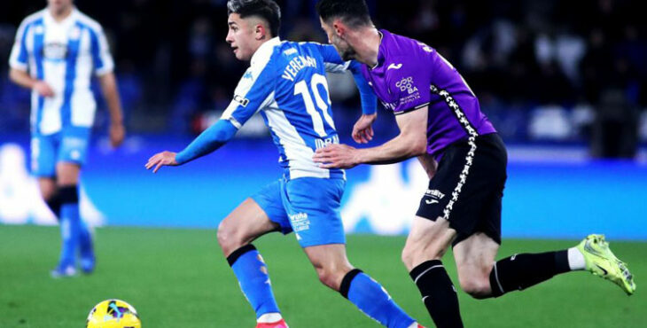 Albarrán persigue a Yeremay en Riazor. Foto: LaLiga Hypermotion