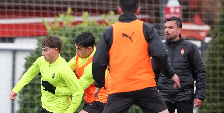 Rubén Albés observa un entrenamiento en Mareo.