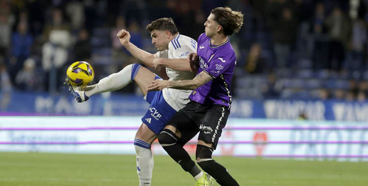 Álex Sala peleando por un esférico ante un rival maño. Foto: LaLiga Hypermotion