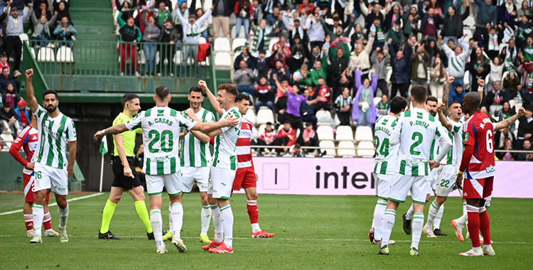 Los jugadores del Córdoba celebran el quinto gol ante el Granada.