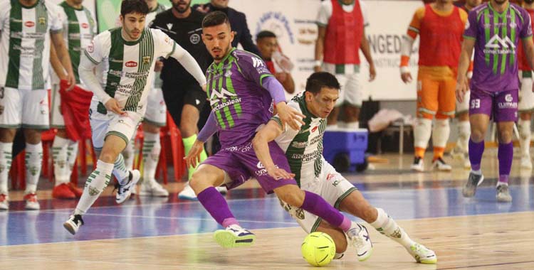 Arnaldo Báez presiona a un jugador del Palma Futsal.