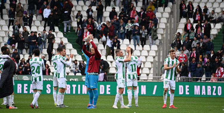 Los jugadores del Córdoba aplauden a la grada, con muchos asientos vacíos, tras la goleada al Granada. Autora: Natalia Román