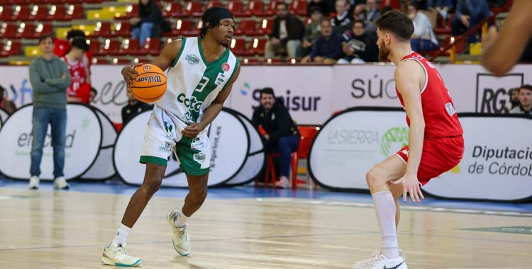 Austin Fadal en el duelo con la Cultural Leonesa.