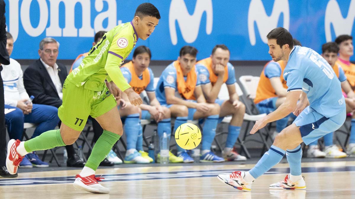 Bebé, a la derecha, en la marca a un adversario. Foto: Palma Futsal