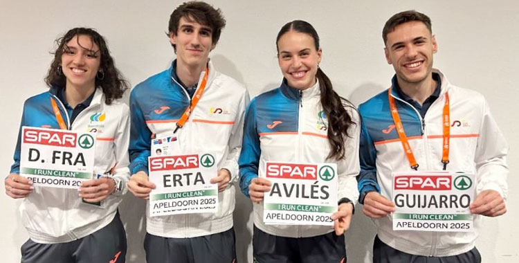 Carmen Avilés posando junto a sus compañeros para el relevo mixto. Foto: RFEA