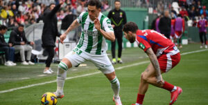 Carracedo intenta regatear a un jugador del Granada