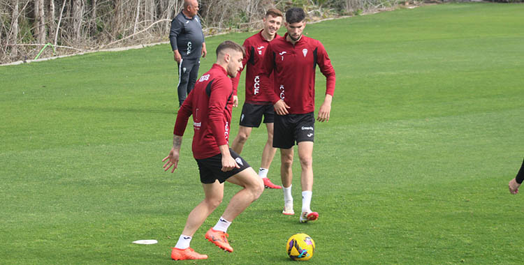 Antonio Casas, que quiere volver a marcar, ante Zidane y Alberto del Moral al fondo.