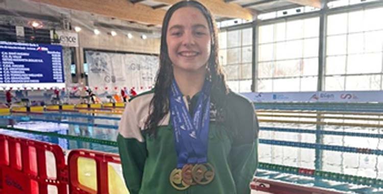 Helena Castillo con sus tres medallas del Nacional Infantil.