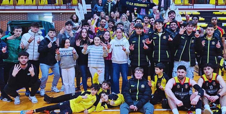 El conjunto minero celebra el triunfo con su afición.