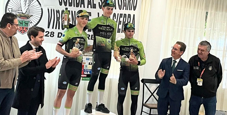 Los tres ciclistas del Team Grupo Serman en el podio de Cabra