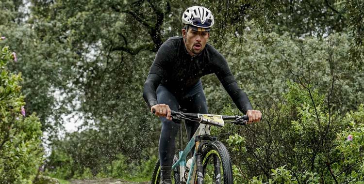 Un ciclista en la última edición de la Guzmán el Bueno.