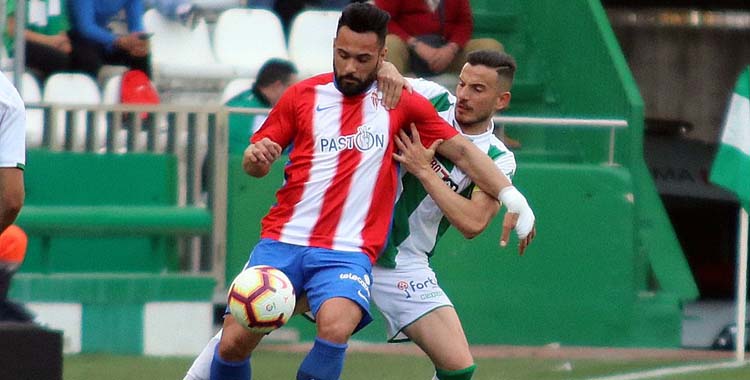 Fernández presiona a un jugador del Sporting.