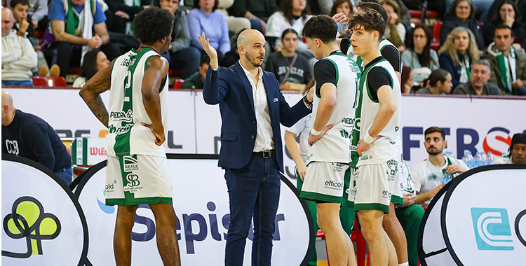 Nacho Pastor da instrucciones a sus jugadores. Foto: Fran Pérez / Córdoba Club de Baloncesto