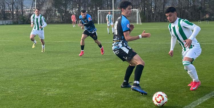 Un jugador del Córdoba B trata de superar a un rival del Espeleño.