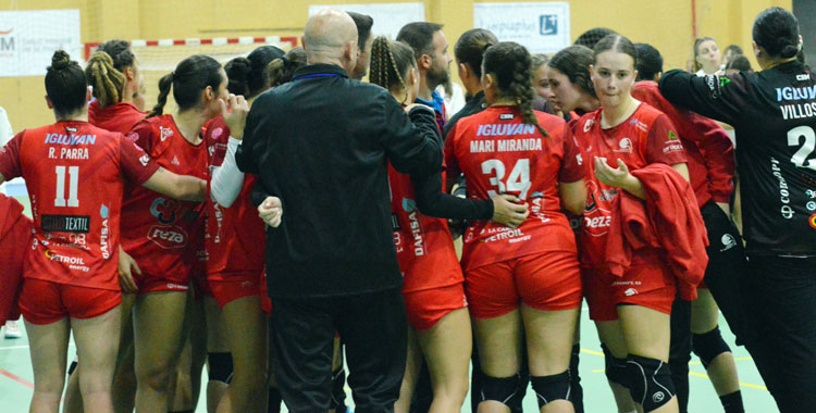 Las jugadoras granates siguen dependiendo de sí mismas para jugar las eliminatorias de ascenso. Foto: Rafa Barroso / CBM