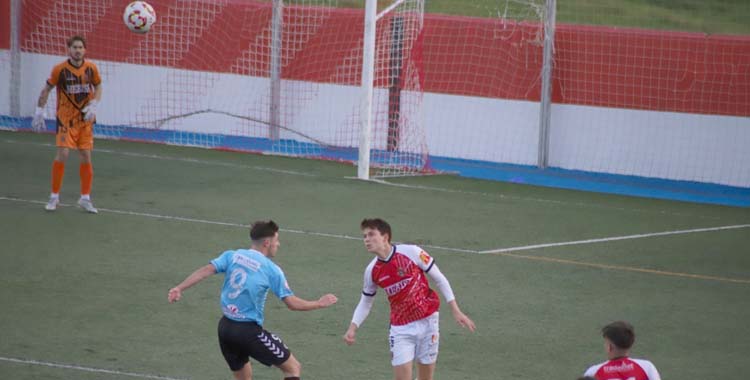 Pablo Carmona despeja el balón ante el Cartaya.