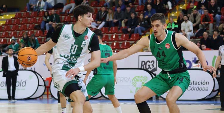 Gonzalo Orozco es presionado por un jugador del Cáceres Patrimonio.