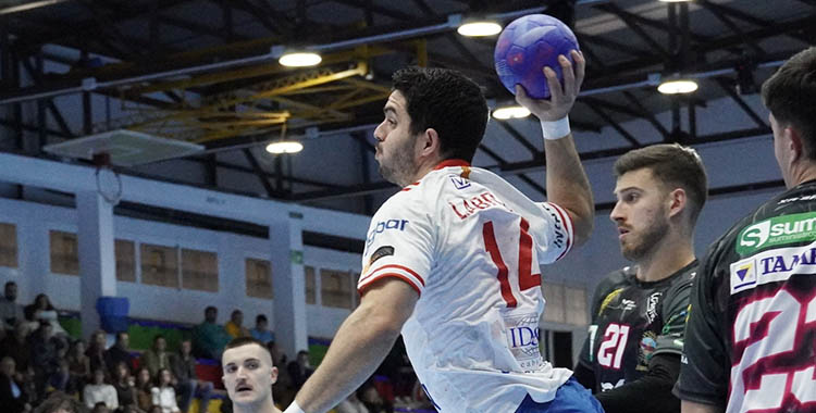 Un jugador del Fraikin Granollers penetra entre Tiago Sousa y Mosquera.