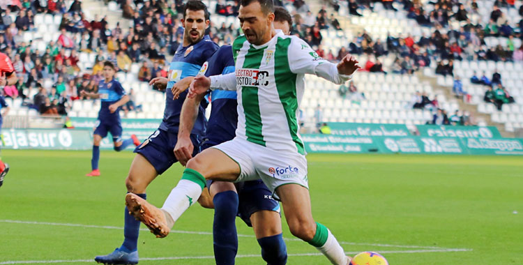 Miguel de las Cuevas en un lance de la temporada 2018-19, la última en la que el Elche pasó por el Nuevo Arcángel. Foto: CCF