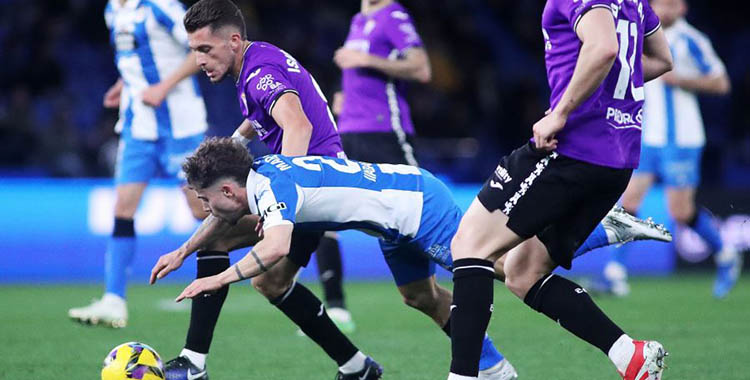 Isma Ruiz peleando una pelota con Mario Soriano. Foto: LaLiga Hypermotion