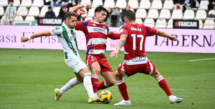Isma Ruiz intentando recuperar la pelota, en lo que fue el mejor de la liga. Autora: Natalia Román