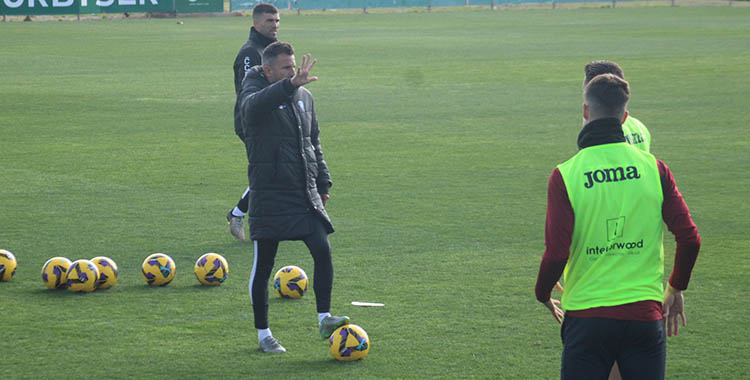 Iván Ania dando instrucciones a sus hombres.