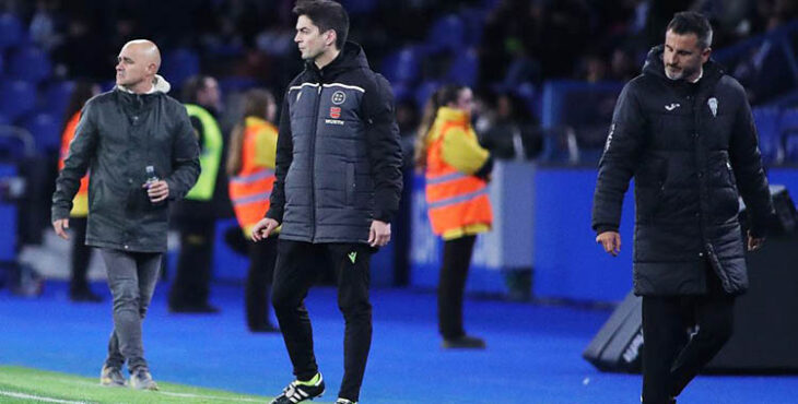 Iván Ania en la banda de Riazor.