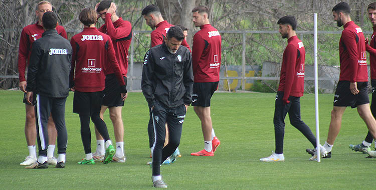 Pensativo. Iván Ania mirando al suelo con sus hombres a sus espaldas en el último entrenamiento en Córdoba antes de partir a La Coruña.