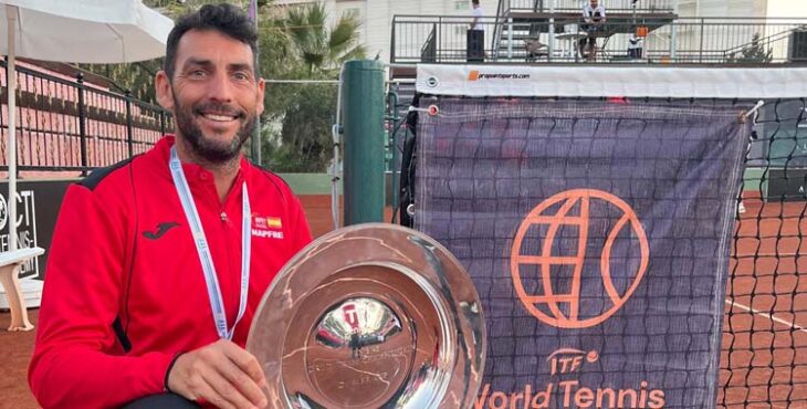 Javi Martínez posa con el trofeo de campeón del mundo Máster +45.