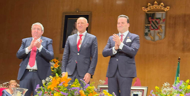 Jesús Machado tras recibir la distinción de la medalla de plata de Priego aplaudido por el concejal de deportes, Antonio Navas, y el alcalde.