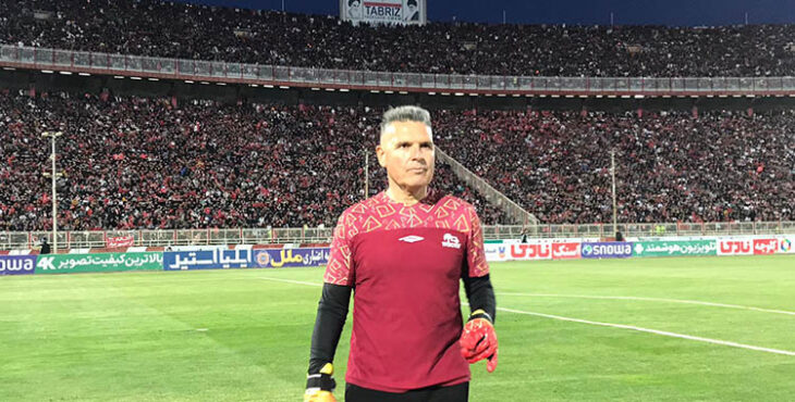 Jorge Ramírez sobre el terreno de juego del Tractor iraní ante 100.000 espectadores.