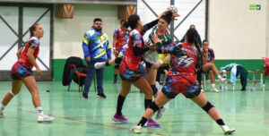 Lucía Vacas intenta lanzar agarrada por varias jugadoras del Zonzamas. Foto: La Clasi