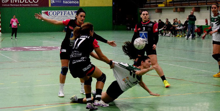 Lucía Vacas cae agarrada en un partido de Adesal de esta temporada. Foto: La Clasi