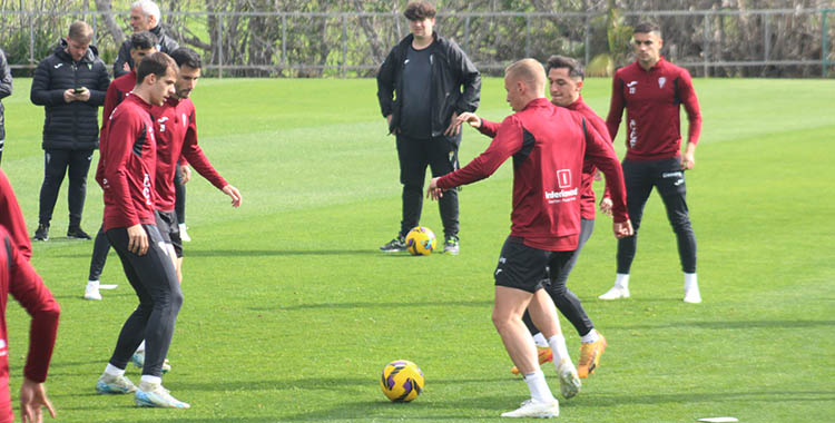 Obolskii, que tendrá otra buena oportunidad en Zaragoza, busca el balón en el rondo ante Carracedo y Ander Yoldi.