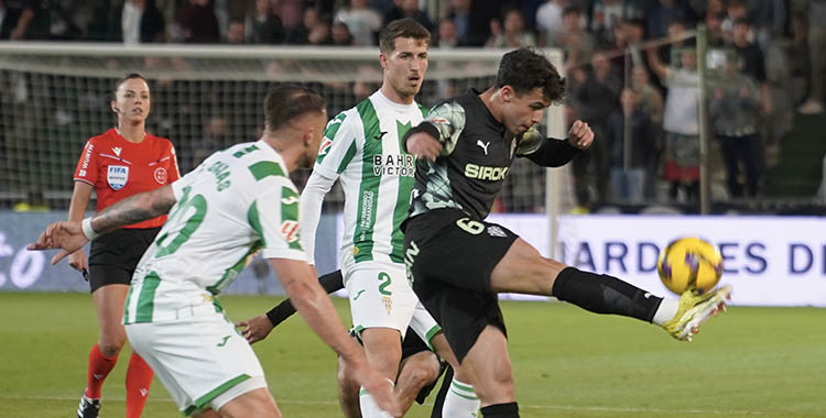 Pedro Ortiz y Casas cerrando a un jugador del Sporting.