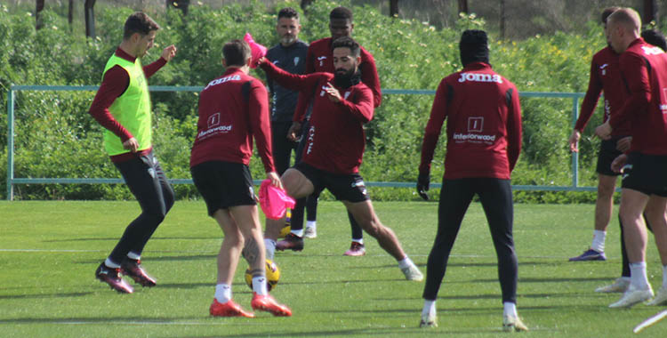 Rubén Alves buscando un balón dividido en un rondo junto a Pedro Ortiz.