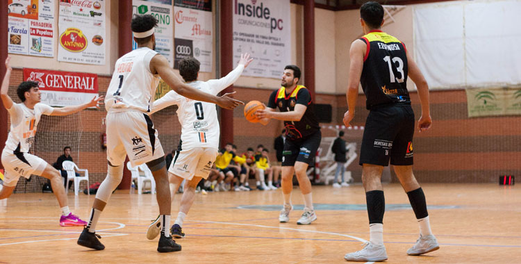 Un jugador del Peñarroya busca el lanzamiento. Foto: Emilio José Torres / Facebook: Torres Caballero Fotografía / Instagram: @ejtorrescaballero