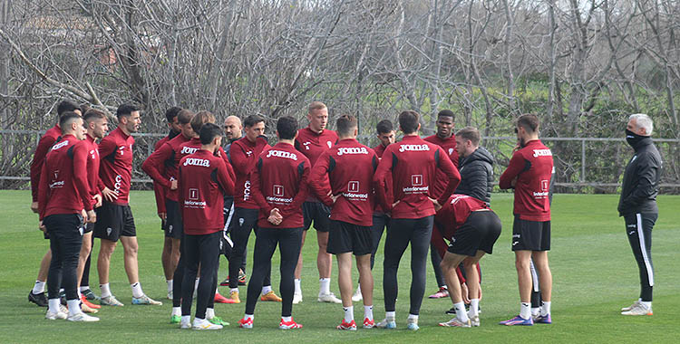 El plantel de Iván Ania entorno a su entrenador antes de iniciar el entrenamiento de este miércoles.