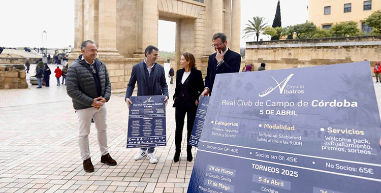 El Circuito Albatros de Golf se presentó en Córdoba junto a la Puerta del Puente Romano.