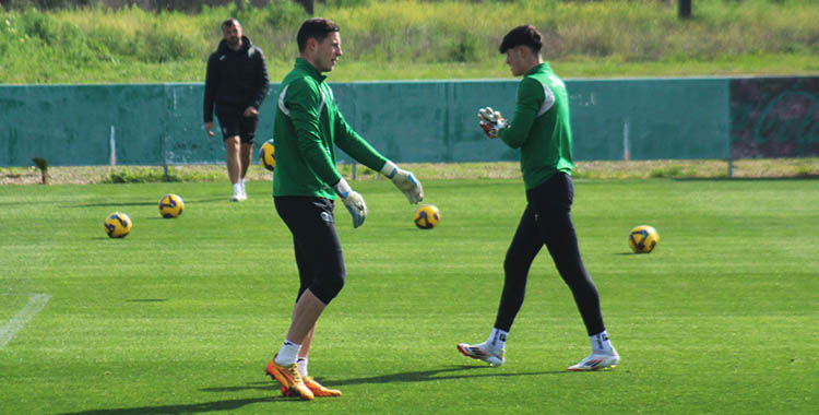 Ramón Vila y el juvenil del filial Álex Arévalo ejercitándose esta mañana en la Ciudad Deportiva con la ausencia de Carlos Marín.