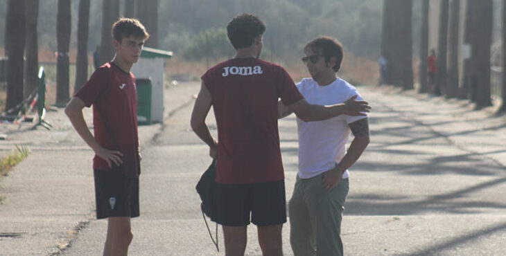 Raúl Cámara departiendo con dos chavales del filial en la Ciudad Deportiva.